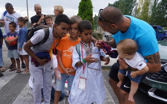 Algunos de los niños saharauis que disfrutaron del pasado verano en Bizkaia tras dos años en los que se suspendieron las acogidas por la pandemia. Algunos de los niños saharauis que disfrutaron del pasado verano en Bizkaia tras dos años en los que se suspendieron las acogidas por la pandemia.