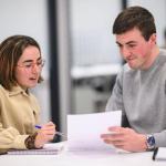 Dos jóvenes trabajadores de Smartlog.