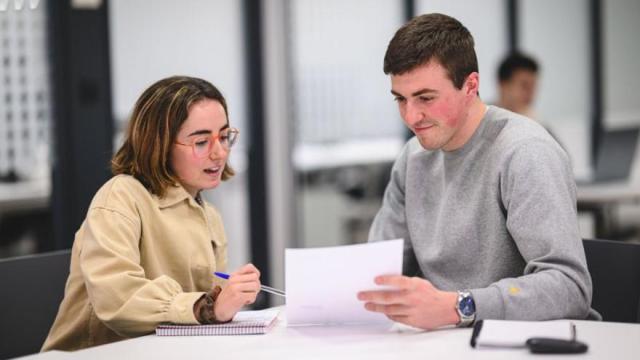 Dos jóvenes trabajadores de Smartlog.