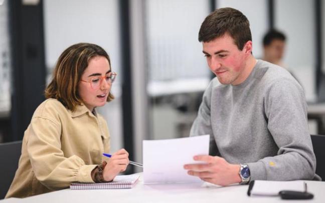 Dos jóvenes trabajadores de Smartlog.