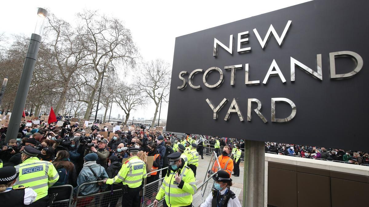 Protesta frente a Scotland Yard por la muerte de Sarah Everard.