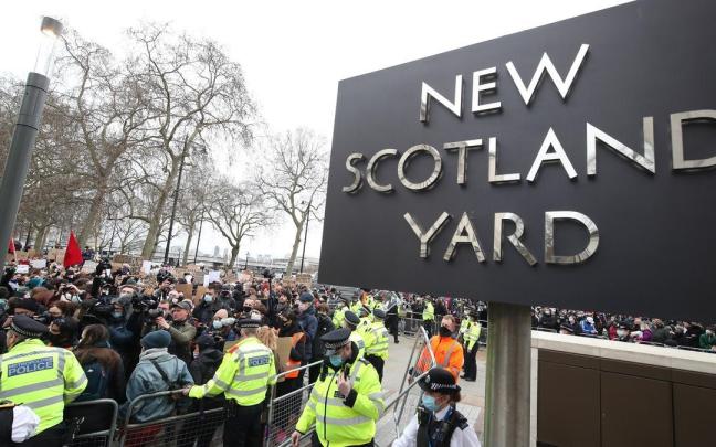 Protesta frente a Scotland Yard por la muerte de Sarah Everard.