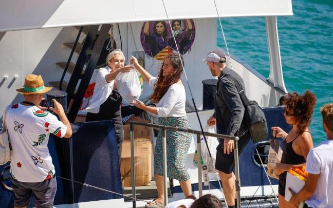 La exalcaldesa de Barcelona, Ada Colau, en una de las embarcaciones de la Global Sumud Flotilla.