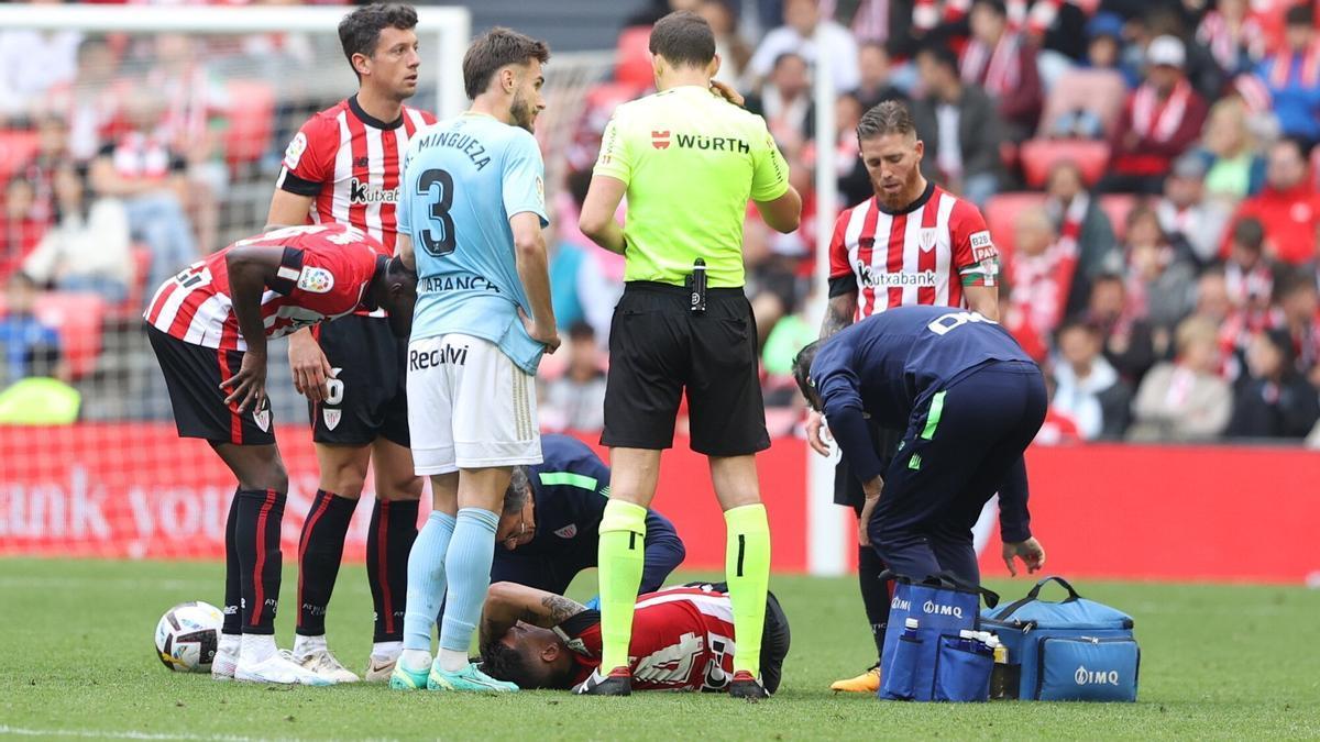 Dani García es atendido sobre el césped por los servicios médicos durante el partido contra el Celta.