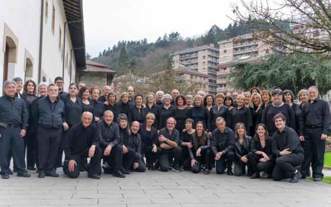 La formación veterana Goikobalu abesbatza.