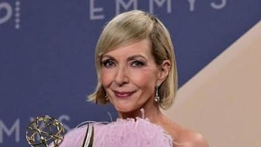 Allison Janney, con el Emmy a mejor actriz de reparto por su papel en 'La diplomática'