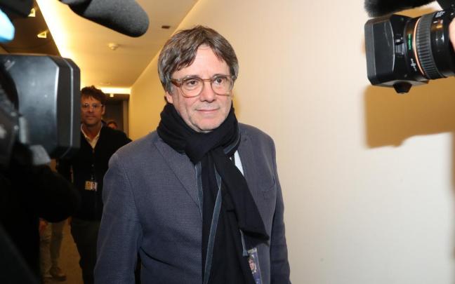 El expresidente de la Generalitat, Carles Puigdemont, a su llegada ayer al Parlamento Europeo.