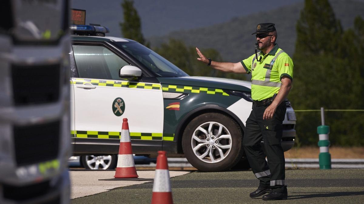 Un guardia civil indica a un conductor que se detenga.