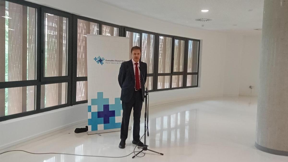 El consejero de Salud del Gobierno vasco, Alberto Martínez, antes de la reunión de la Mesa del Pacto de Salud.