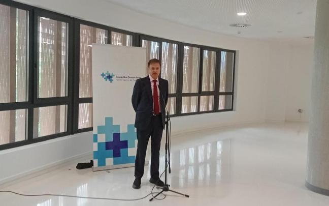 El consejero de Salud del Gobierno vasco, Alberto Martínez, antes de la reunión de la Mesa del Pacto de Salud.