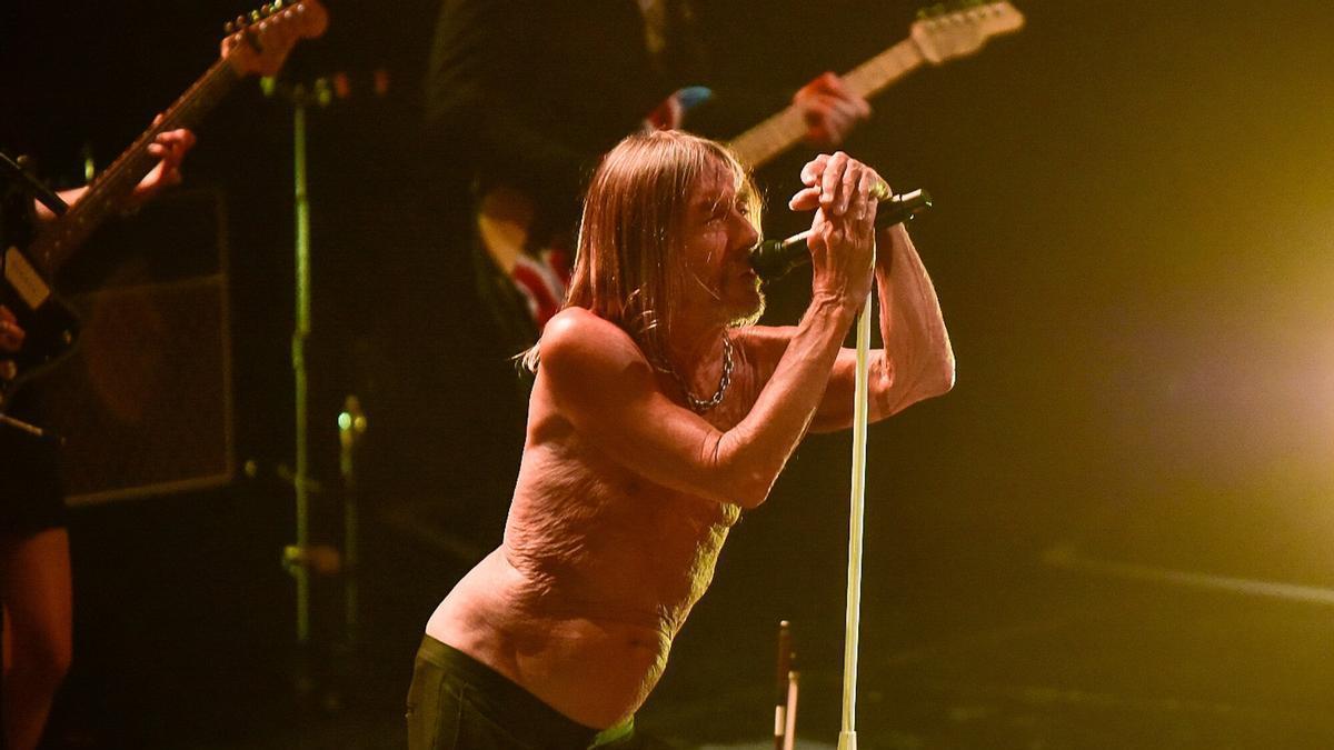 Iggy Pop, en una actuación durante el Jazzaldia en la Zurriola. / ARNAITZ RUBIO