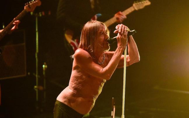 Iggy Pop, en una actuación durante el Jazzaldia en la Zurriola. / ARNAITZ RUBIO