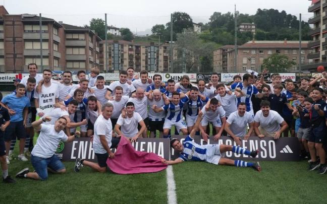 Así ha celebrado su ascenso el Beasain. PEDRO MARTÍNEZ Así ha celebrado su ascenso el Beasain. PEDRO MARTÍNEZ