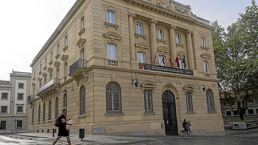 Un joven pasa frente a la sede del Centro Memorial de las Víctimas del Terrorismo, ubicado en Gasteiz.