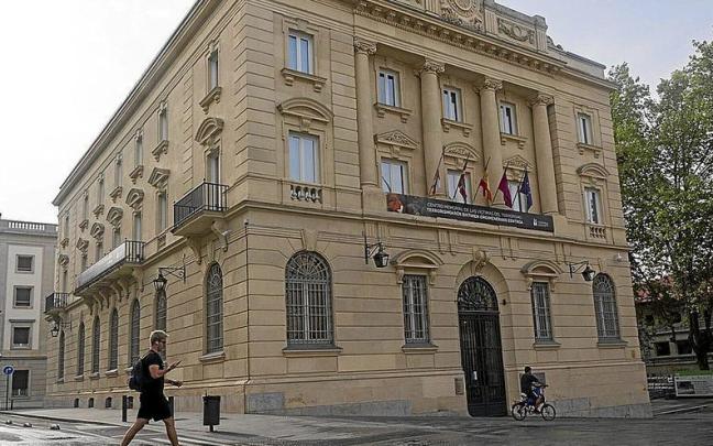 Un joven pasa frente a la sede del Centro Memorial de las Víctimas del Terrorismo, ubicado en Gasteiz.