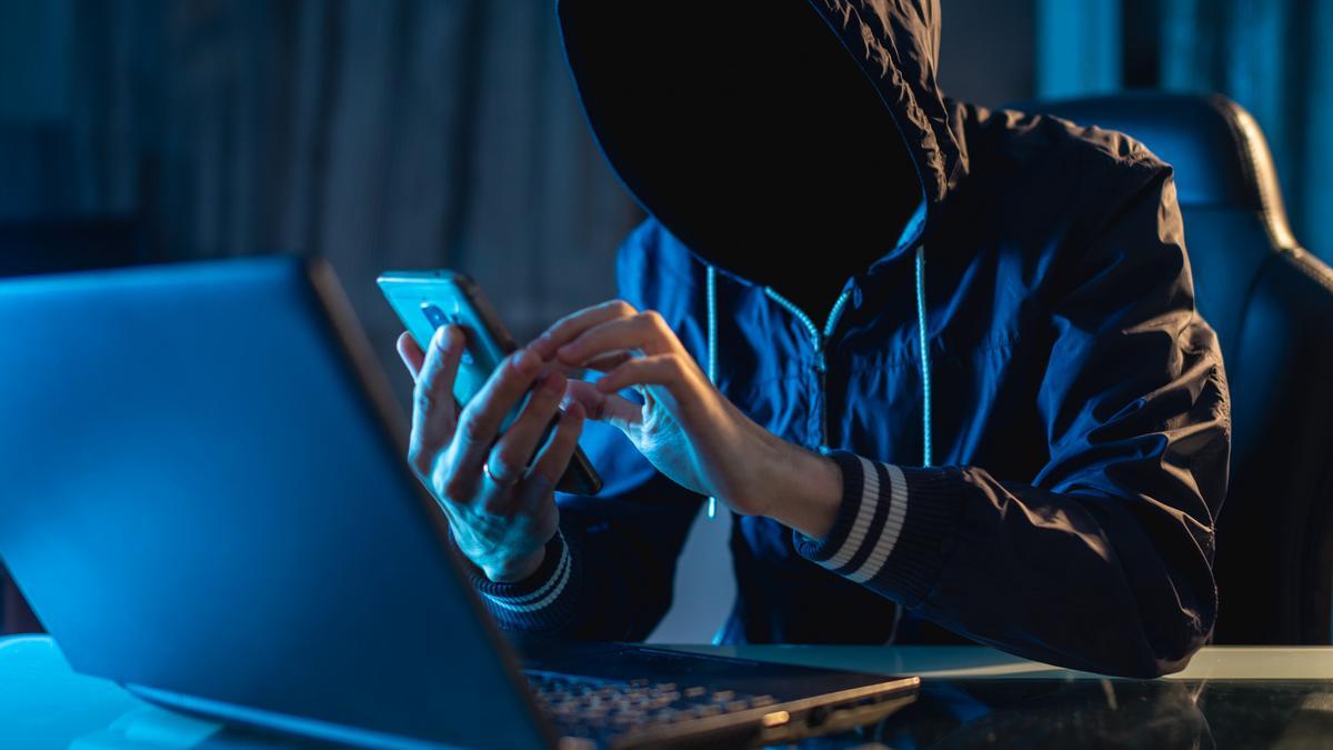 Los ciberestafadores tratarán de colarse en tu móvil para acceder a tus contactos.