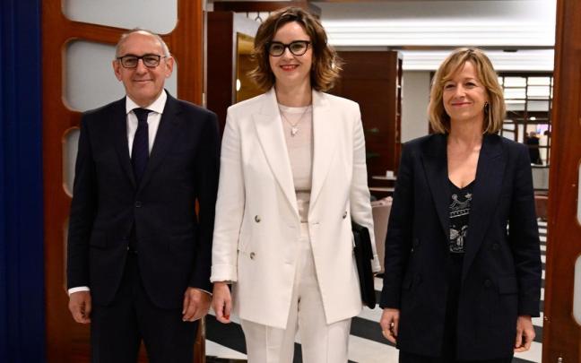 Ramiro González, Elixabete Etxanobe y Eider Mendoza, en un desayuno informativo del Forum Europa. Tribuna Euskadi.