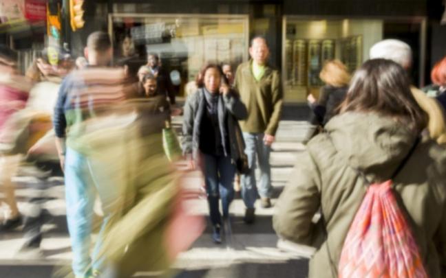 Personas andando por la calle.