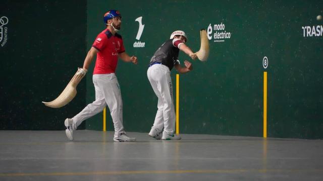 En imágenes: Aritz Erkiaga (Euskal Selekzioa) se enfrenta a Rubén Bailo (España) en el Campeonato del Mundo de Pelota Vasca de Argentina.