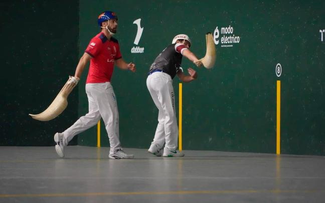 En imágenes: Aritz Erkiaga (Euskal Selekzioa) se enfrenta a Rubén Bailo (España) en el Campeonato del Mundo de Pelota Vasca de Argentina.