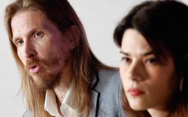 Los portavoces de Unidas Podemos, Pablo Fernández e Isa Serra durante la rueda de prensa.