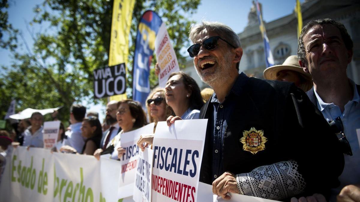 Varias personas durante una concentración de jueces y fiscales frente al Tribunal Supremo.