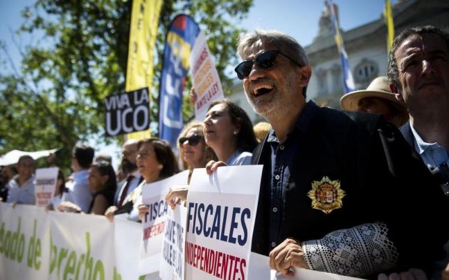 Varias personas durante una concentración de jueces y fiscales frente al Tribunal Supremo. / EP Varias personas durante una concentración de jueces y fiscales frente al Tribunal Supremo.