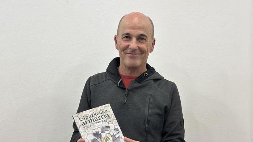 Patxi Olabarria mostrando el libro 'Gipuzkoako armarria gure historiaren ispilu'.