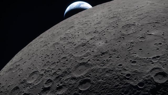 La Luna con la Tierra al fondo vista de la cápsula espacial Orion.