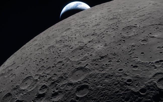 La Luna con la Tierra al fondo vista de la cápsula espacial Orion.