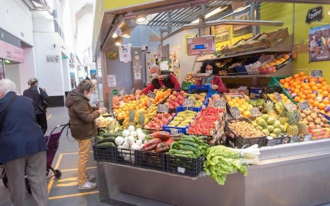 Un puesto de fruta en el mercado de la Ribera de Bilbao.