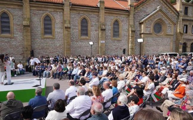 Vista general del acto electoral celebrado por el PNV en Donostia, con la cabeza de lista por Gipuzkoa, Bakartxo Tejeria, en la tribuna de oradores.