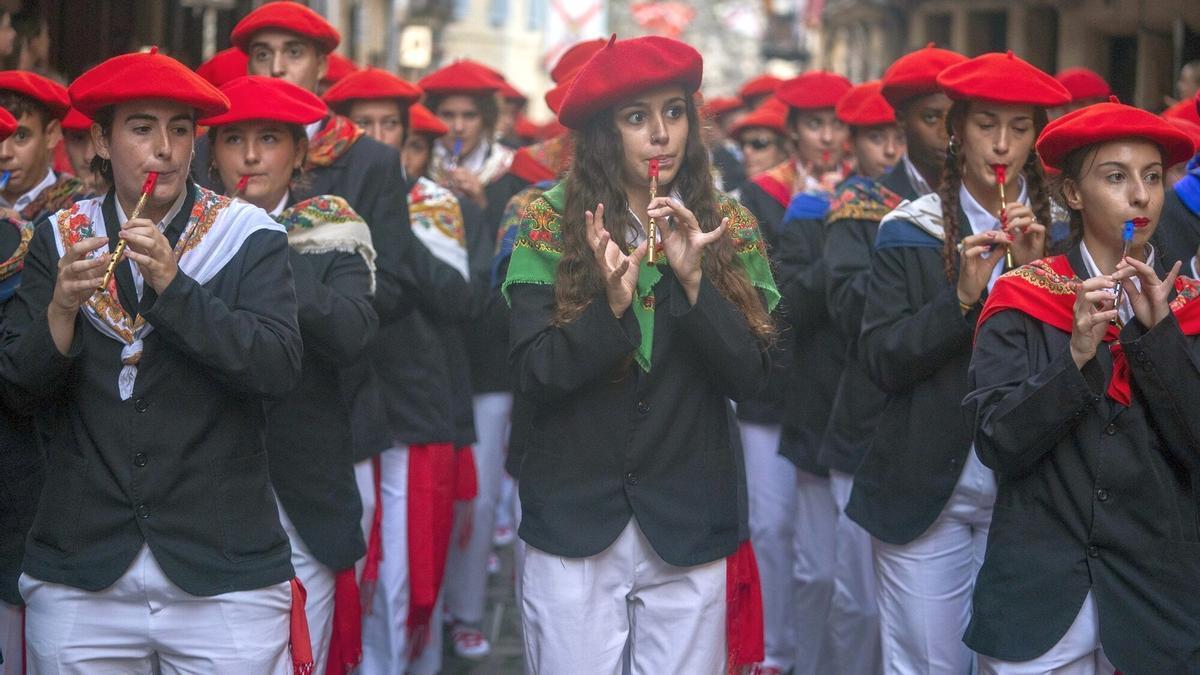 Desfile de la compañia Jaizkibel del alarde mixto en Hondarribia.