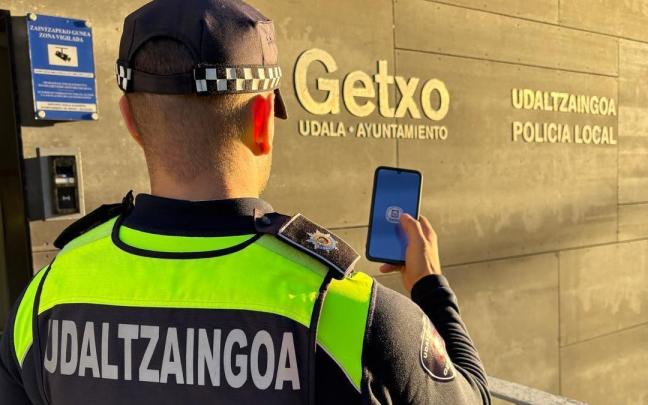 Imagen de archivo de un agente de la Policía Local de Getxo.