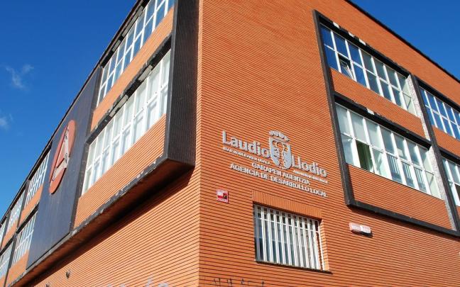 Edificio que alberga la agencia de desarrollo Laudio Hazi en el polígono Arza / Araceli Oiarzabal Edificio que alberga la agencia de desarrollo Laudio Hazi en el polígono Arza