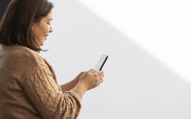 Una mujer chatea con ChatGPT