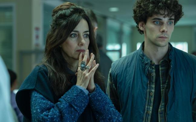 Cecilia Suárez y Álvaro Rico, en una escena de la serie ‘El jardinero’ / NIETE/NETFLIX Cecilia Suárez y Álvaro Rico, en una escena de la serie ‘El jardinero’