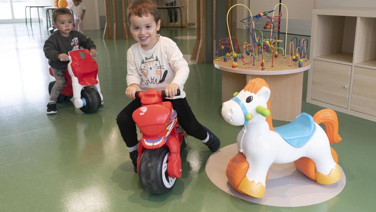 Niños de 3 años jugando en clase.