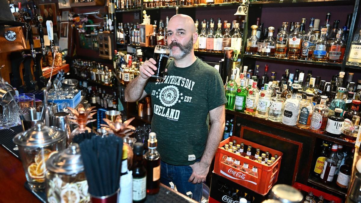 Manu Iturregi en el bar irlandés Residence Café.