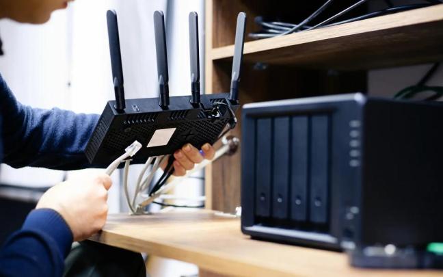 Un técnico de telefonía en un domicilio