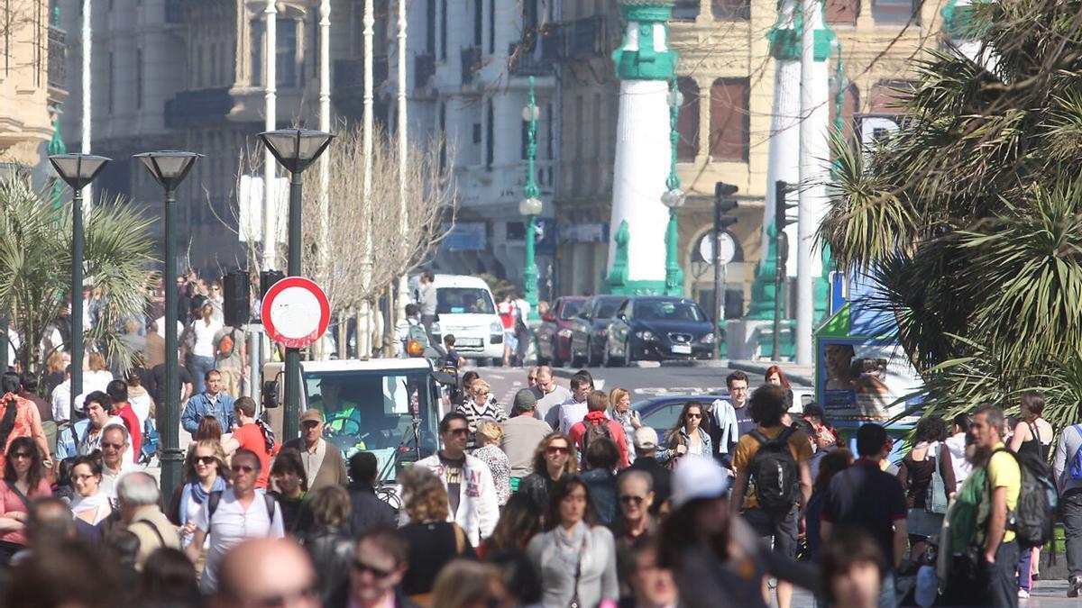 Numerosas personas transitan por el Boulevard de Donostia.
