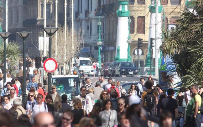 Numerosas personas transitan por el Boulevard de Donostia.