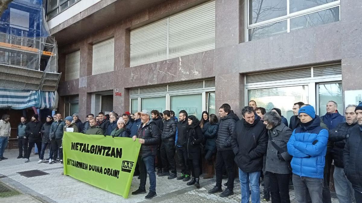 Afiliados de LAB en la concentración que han desarrollado hoy en la sede del CRL en Donostia.