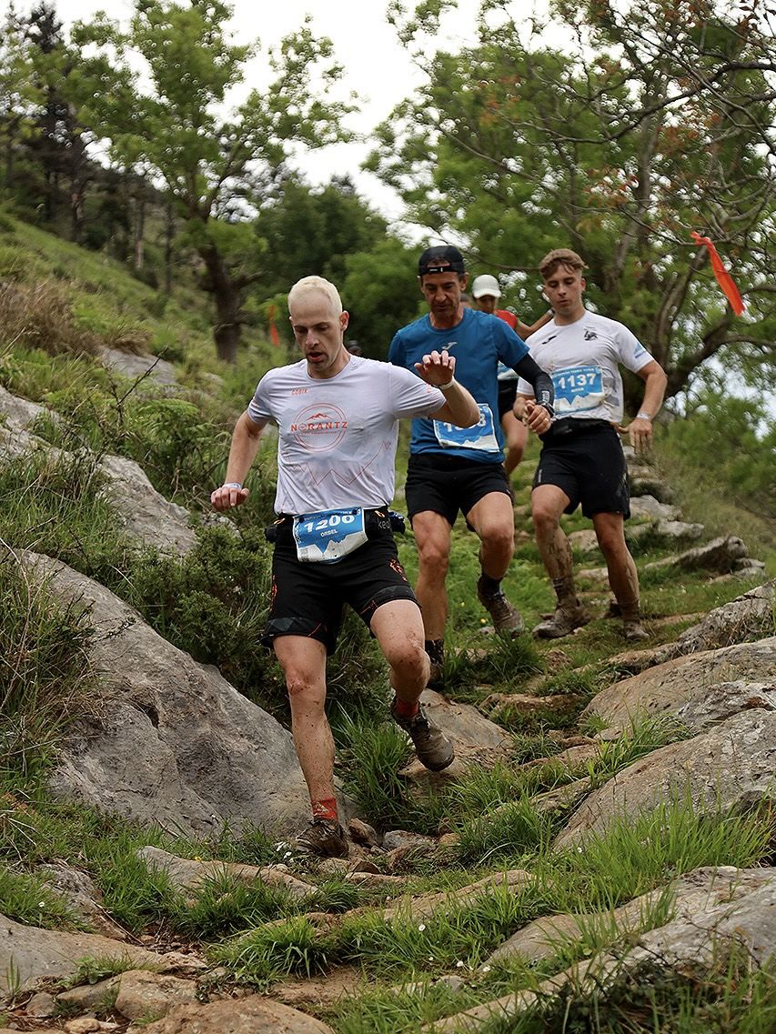 Ander Iribar corriendo en una carrera de montaña.