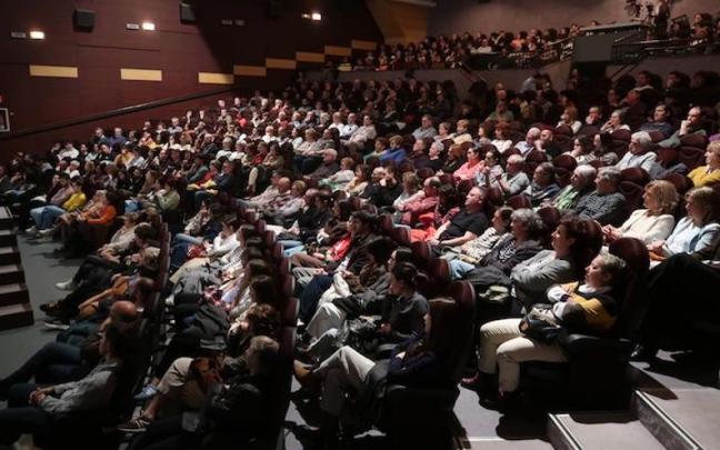 El salón Zelai Arizti, abarrotado, en el estreno del documental.
