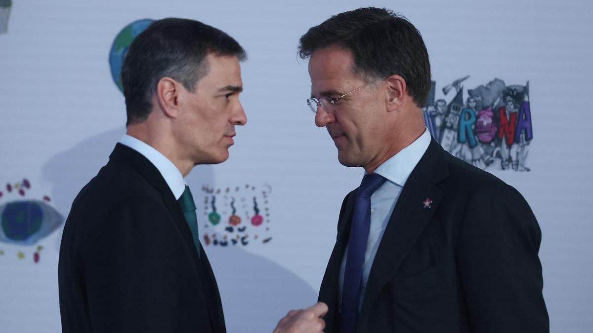El presidente del Gobierno español, Pedro Sánchez, conversa con el secretario general de la OTAN, Mark Rutte, durante la cumbre de la Comunidad Política Europea, a 16 de mayo de 2025.