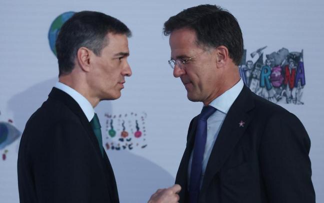 El presidente del Gobierno español, Pedro Sánchez, conversa con el secretario general de la OTAN, Mark Rutte, durante la cumbre de la Comunidad Política Europea, a 16 de mayo de 2025.