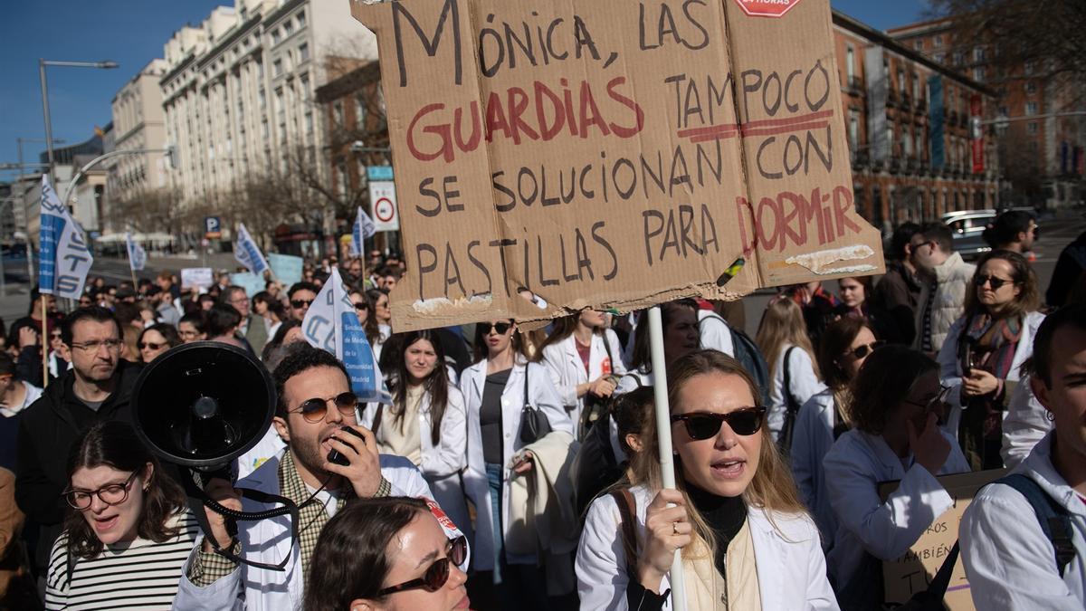 Médicos manifestantes durante la concentración con motivo de la huelga médica y facultativa, a 16 de marzo de 2026.