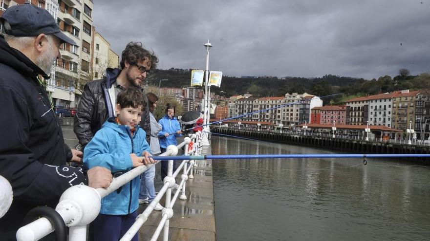Un niño participa en la escuela de pesca del arenal de Bilbao