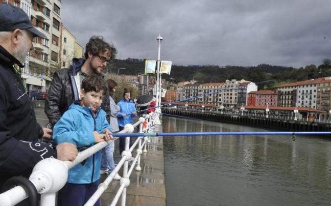 Un niño participa en la escuela de pesca del arenal de Bilbao